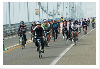 고속도로와 세토우치의 아름다운 섬들을 무대로 개최되는 사이클링 대회
